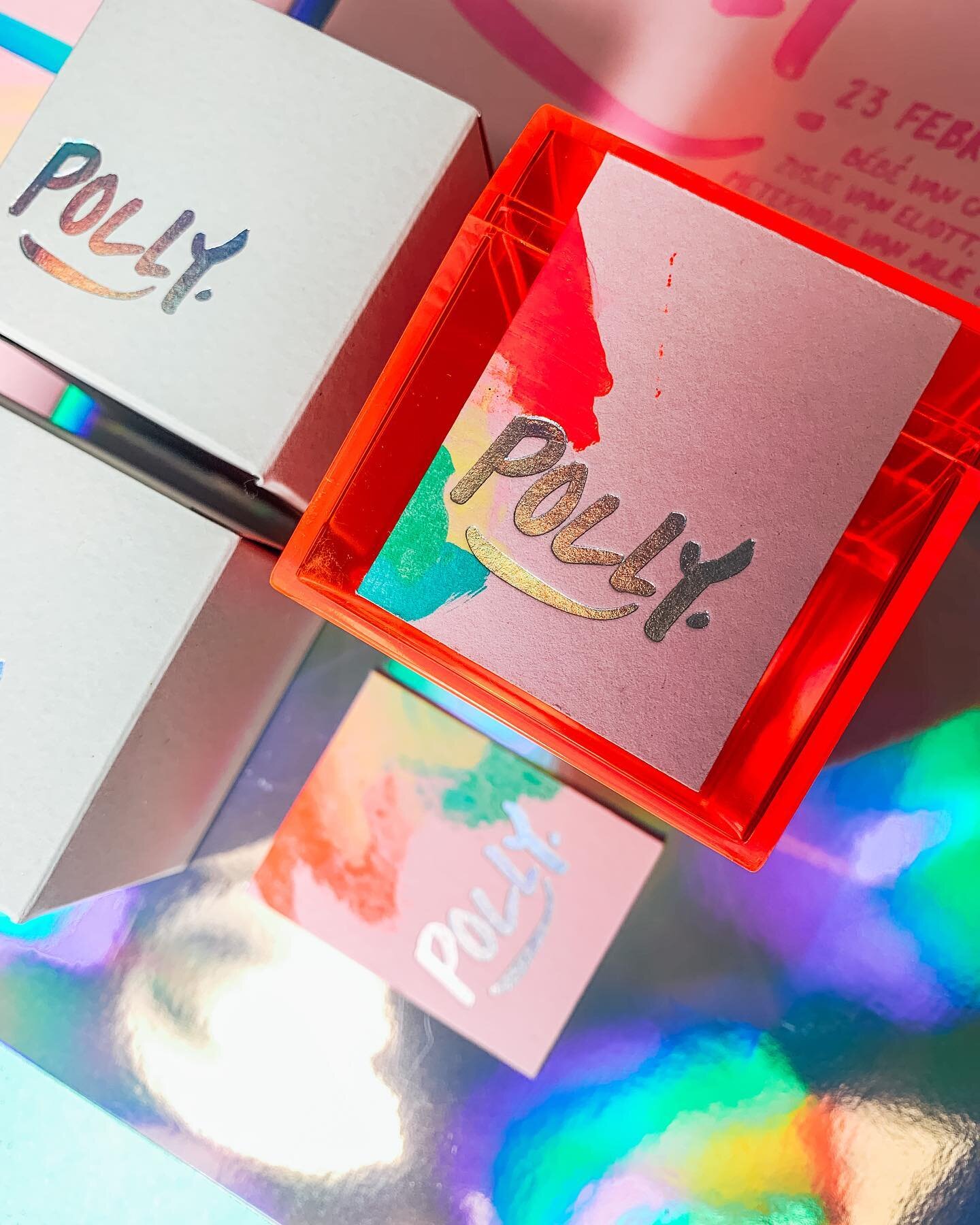 ❤️POLLY❤️
Omdat ik weet dat jullie hier compleet gek op zullen zijn, net als ik. Deze kaart en concept heeft &aacute;lles. 
⚡️de vetste holografische folie ter wereld
⚡️dik roze papier
⚡️de allermooiste verfcombo
⚡️een superstoer naambeeld 
EN mijn a