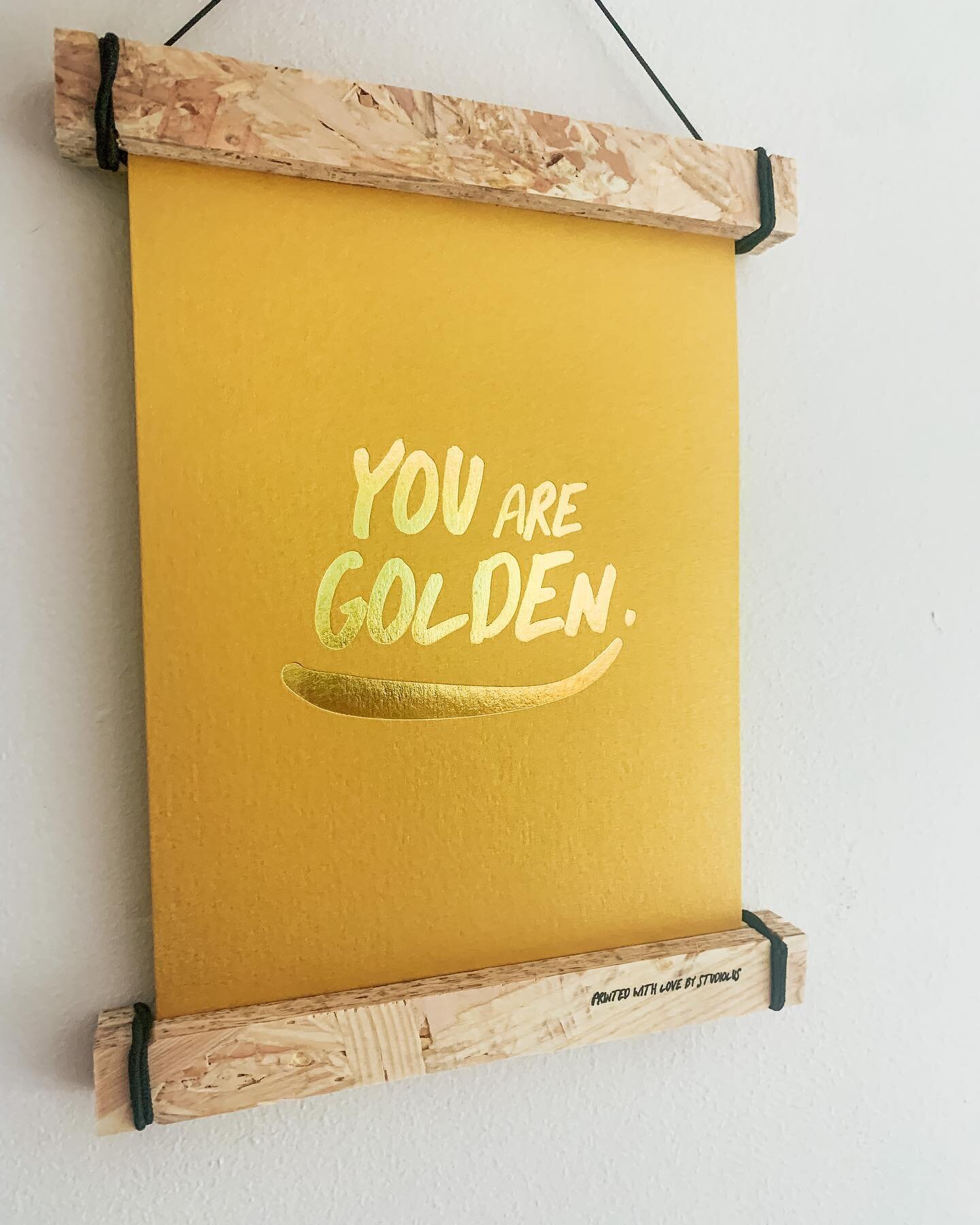 - Bedank die leerkrachten! -
Zozozo hier heb je ze. &lsquo;You are golden&rsquo; poster ⚡️ formaat dubbele A6 - recto goudenpapier/verso fel geel. Ambachtelijk gedrukt met gouden folie (as you can see 🤭) m&eacute;t supertoffe OSB poster-hanger. 
20 