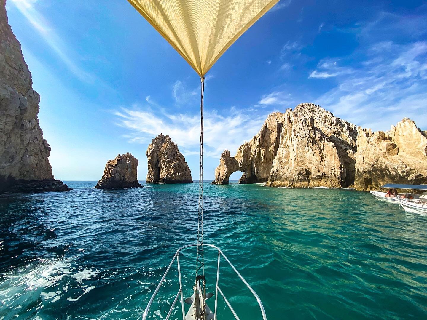 Grab your flippy floppies, because we&rsquo;re going ON A BOAT. Don&rsquo;t worry, the hardest decision you&rsquo;ll have to make is &lsquo;snorkeling&rsquo; or &lsquo;sunset&rsquo;!
⁣
🆆🅷🅰🆃 Cabo&rsquo;s best private, spacious 48 ft. Catamaran to 