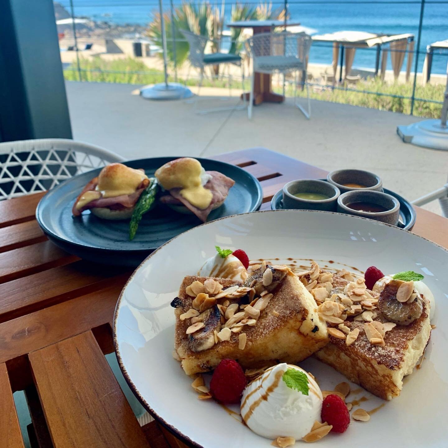 Sweet or salty&hellip; what&rsquo;s your pick?

🆆🅷🅰🆃 A delicious plate of The Cape Toast, their famous take on french toast made with roasted banana, almonds &amp; vanilla cream vs. the Eggs Benedict with smoked ham and hollandaise atop a toasted