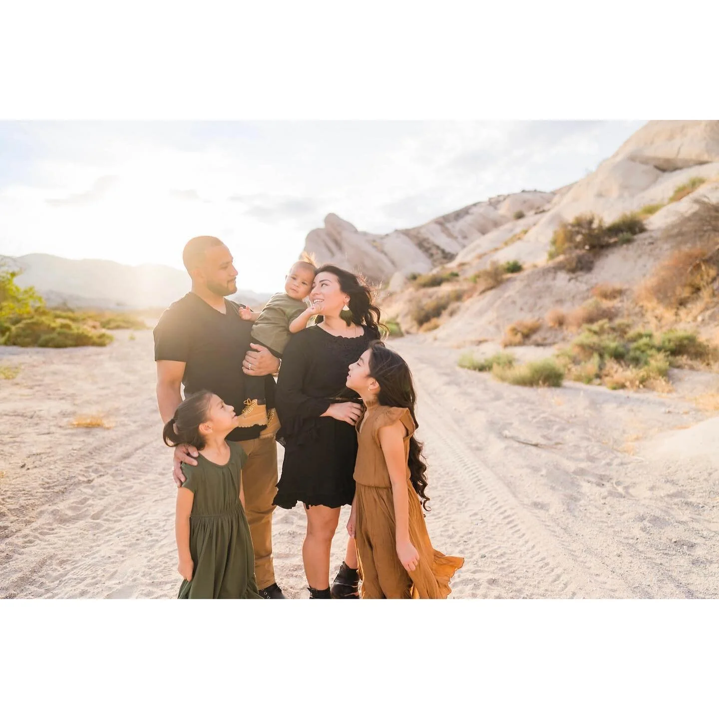 What a stunning family! 🏜 🌞 🪨 
@tinamzuniga 
.
.
.
#wedding #weddingphotography #bride #portraitphotography #portrait #riversidecalifornia #riversidephotographer #southerncaliforniaphotographer #southerncaliforniawedding #socalphotographer #photo