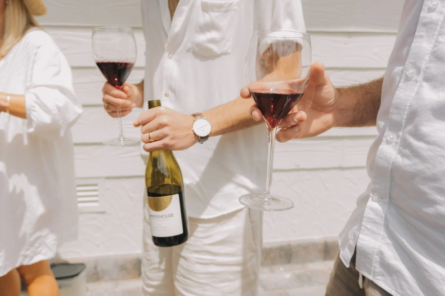 This evening calls for a glass of Summerhouse Pinot Noir ❤️&zwj;🔥🍷 ⁠
⁠
With its deep aromas of dark cherries, luscious plums, and hints of mocha, our Marlborough Pinot Noir offers an indulgent blend of fruity notes and a smooth, soothing finish. Pe