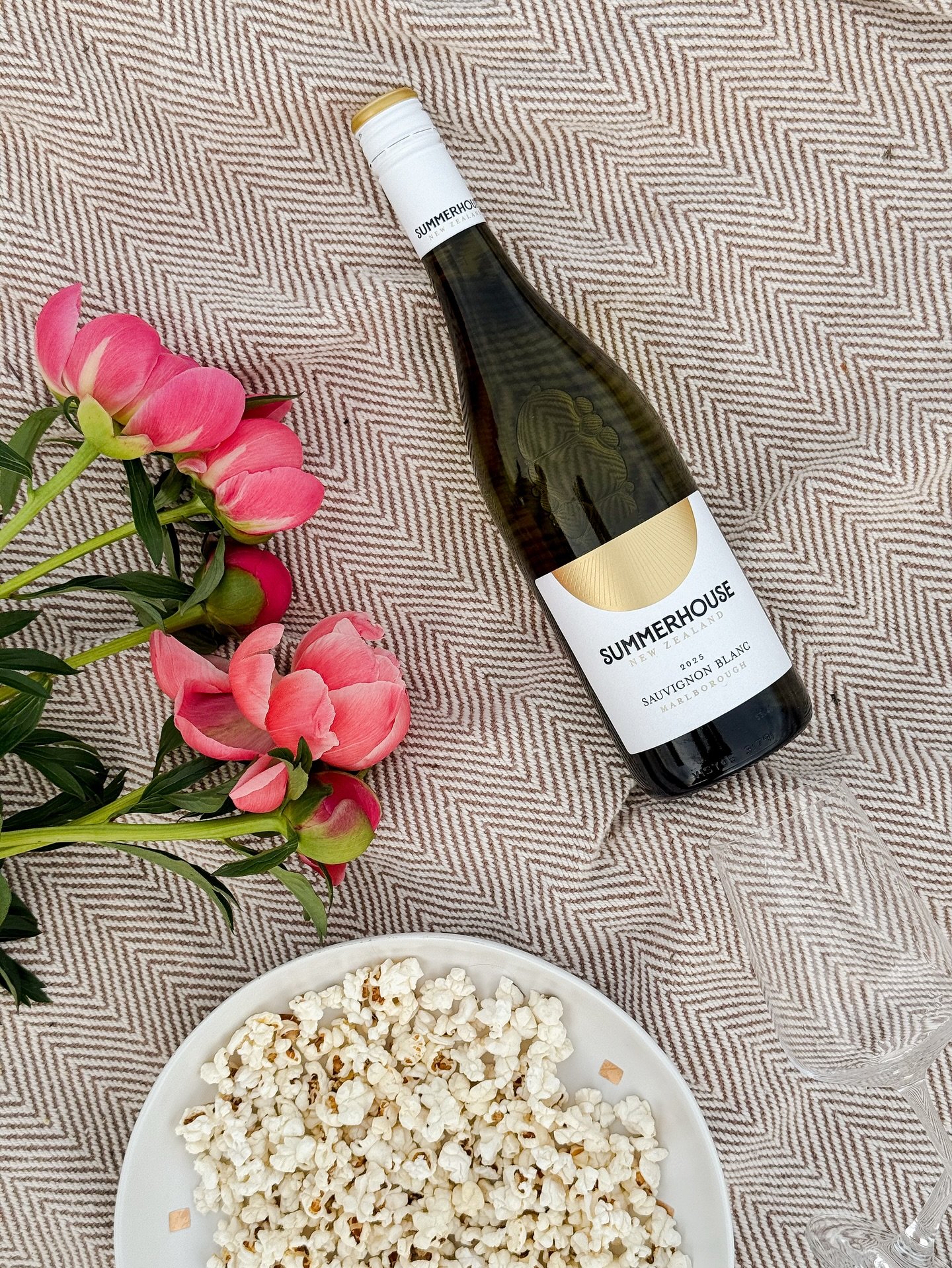 Salted Popcorn &amp; Summerhouse Sauvignon Blanc 🍿

The perfect pairing for a movie night with friends. The wines&rsquo; bright and citrusy flavours enhance the savoury popcorn so well, it&rsquo;s a snack match made in heaven 🌞

What&rsquo;s your f