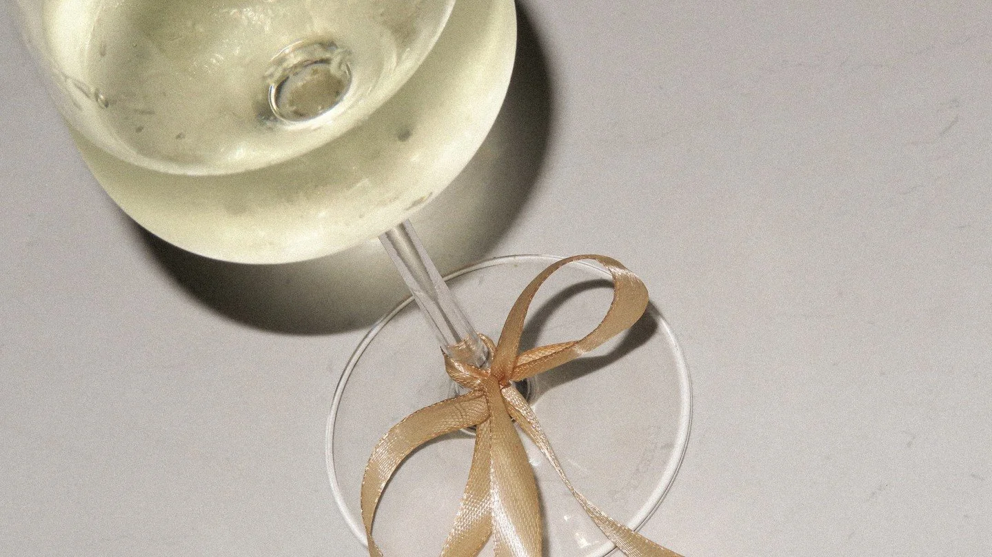 The Christmas season is here, and we're finding every moment we can to make it festive! Wine glasses included 🎀 The perfect little accessory to add to your tablescape🎄⁠⁠
What are your go-to accessories for your Christmas table?⁠
⁠
⁠
#summerhousewin