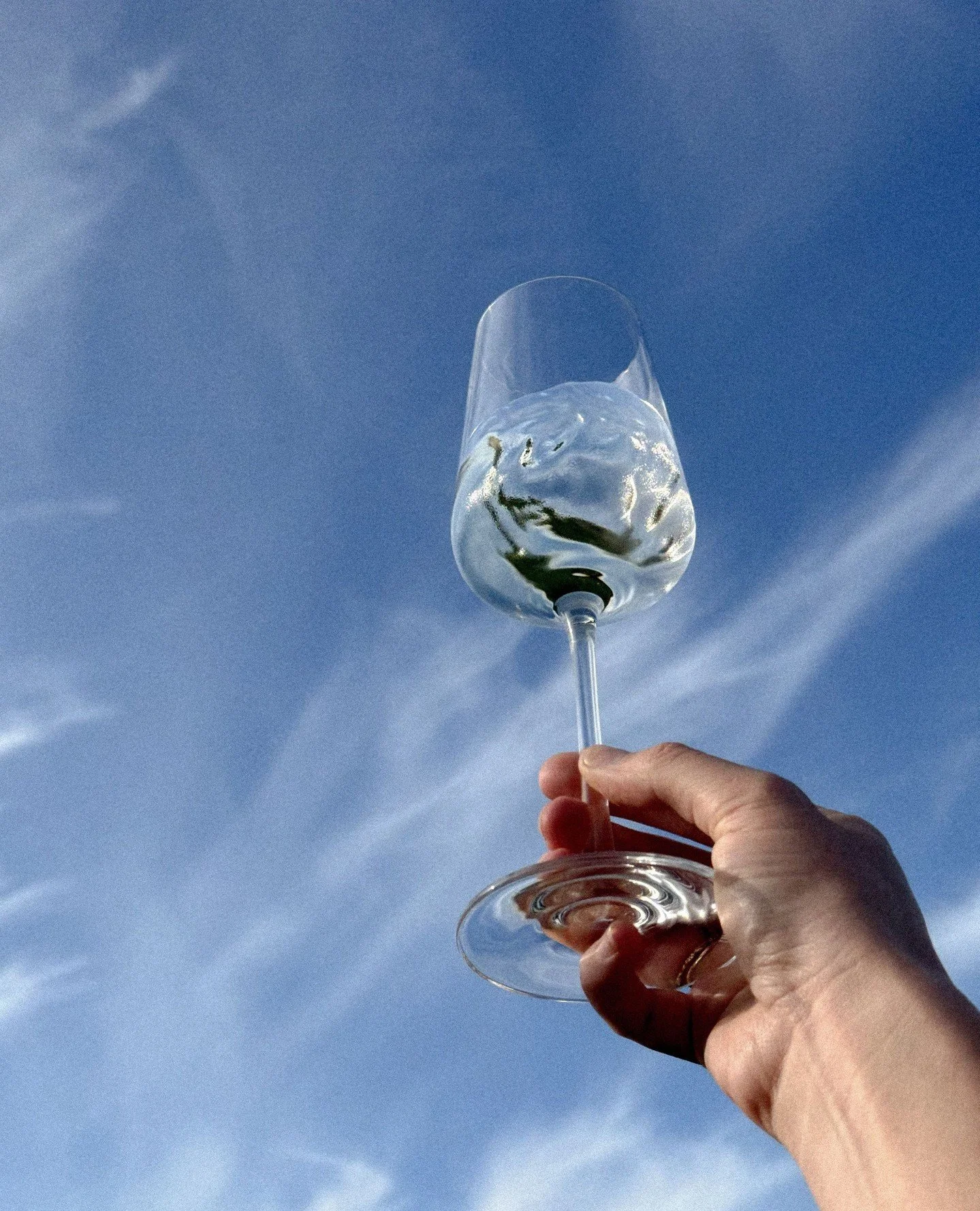 ⁠Marlborough skipped on the sunshine again today, so we're pouring our own. You can always count on Summerhouse to bring that summer feeling 🌞⁠
⁠
⁠
#summerhousewine #summerhousemoments #alwayssummersomewhere #marlboroughsauvignonblanc #summerhousesi