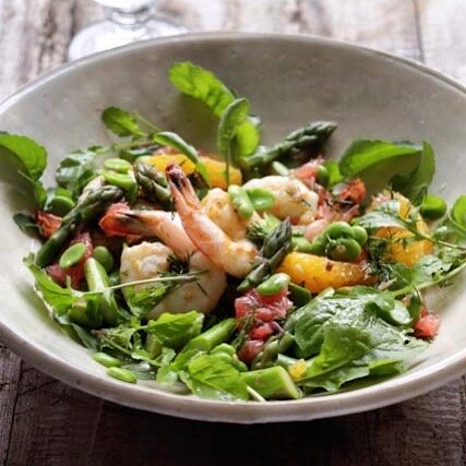 On a beautiful Spring day, what better than a fresh salad of broad beans, asparagus, prawn and citrus. Recipe on my blog. #spring #salad #broadbeans #asparagus #eathealthystayhealthy #isocooking2020