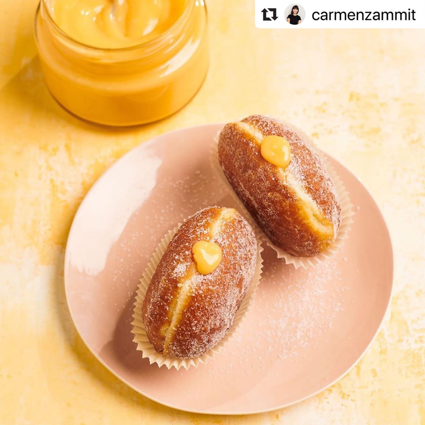 My love of doughnuts is well known, as is my love of lemon curd. This time I changed it up a bit and made grapefruit curd. Same Same but different. Then filled some doughnuts for the double win. 😋 #doughnutsofinstagram #lovedoughnuts #curdlove #grap