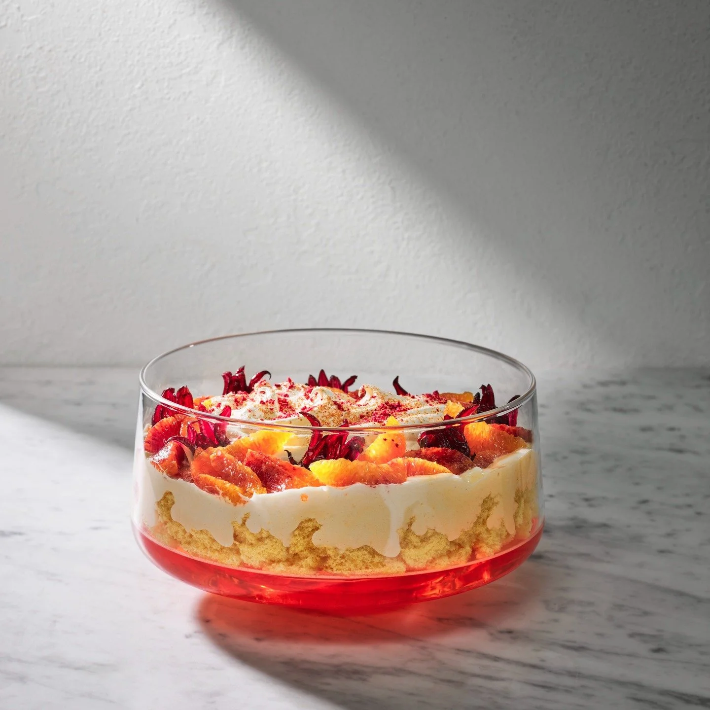 My favourite Aperol Spritz cocktail meets trifle for this delicious christmas dessert. Substitute in store-bought sponge and custard if you're short on time, but the boozy jelly is a non-negotiable. Merry Christmas!🌲