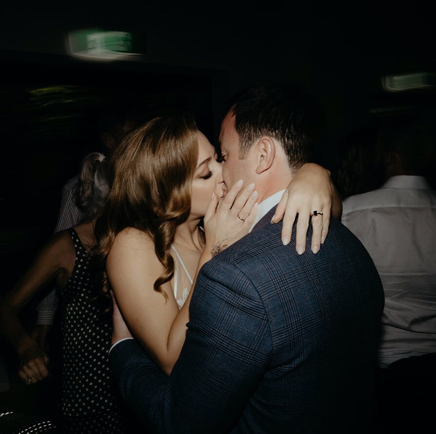 🖤 Those 'we just got married' d-floor vibes!⁠⁠
⁠⁠
When the formalities are done, the band is hot, and everyone has a full belly/drink in hand - that first dance moment is totally gorgeous! ⁠⁠
⁠⁠
💃🏼 It doesn't need to be fancy, it doesn't have to b