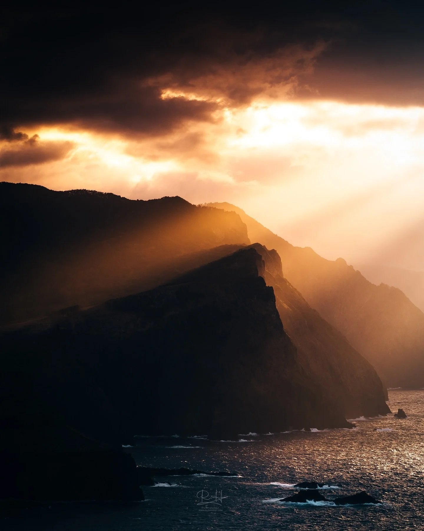 Lightrays Dancing On Clifftops⁣
⁣
#visitmadeira #madeiraisland #lightandshadow #visitportugal #exploretocreate #artofvisuals #travelthroughtheworld #sonyalphaclub #a7iv #sunsetmadness