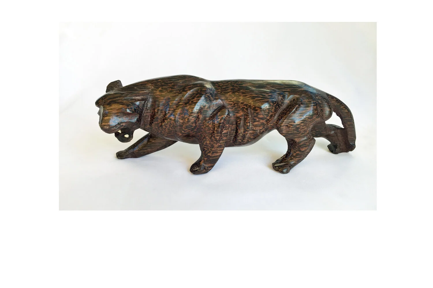  CARVED WOODEN LEOPARD