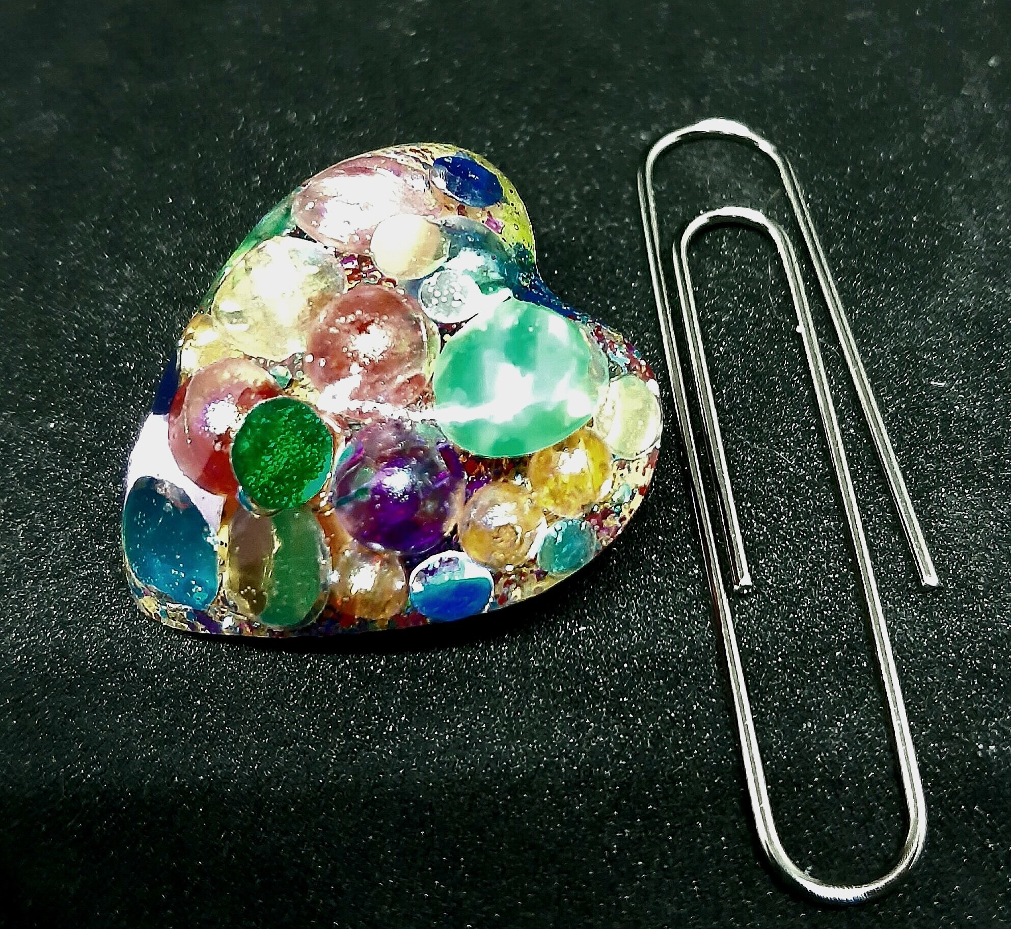 Resin8+rainbow+heart+brooch1.jpg