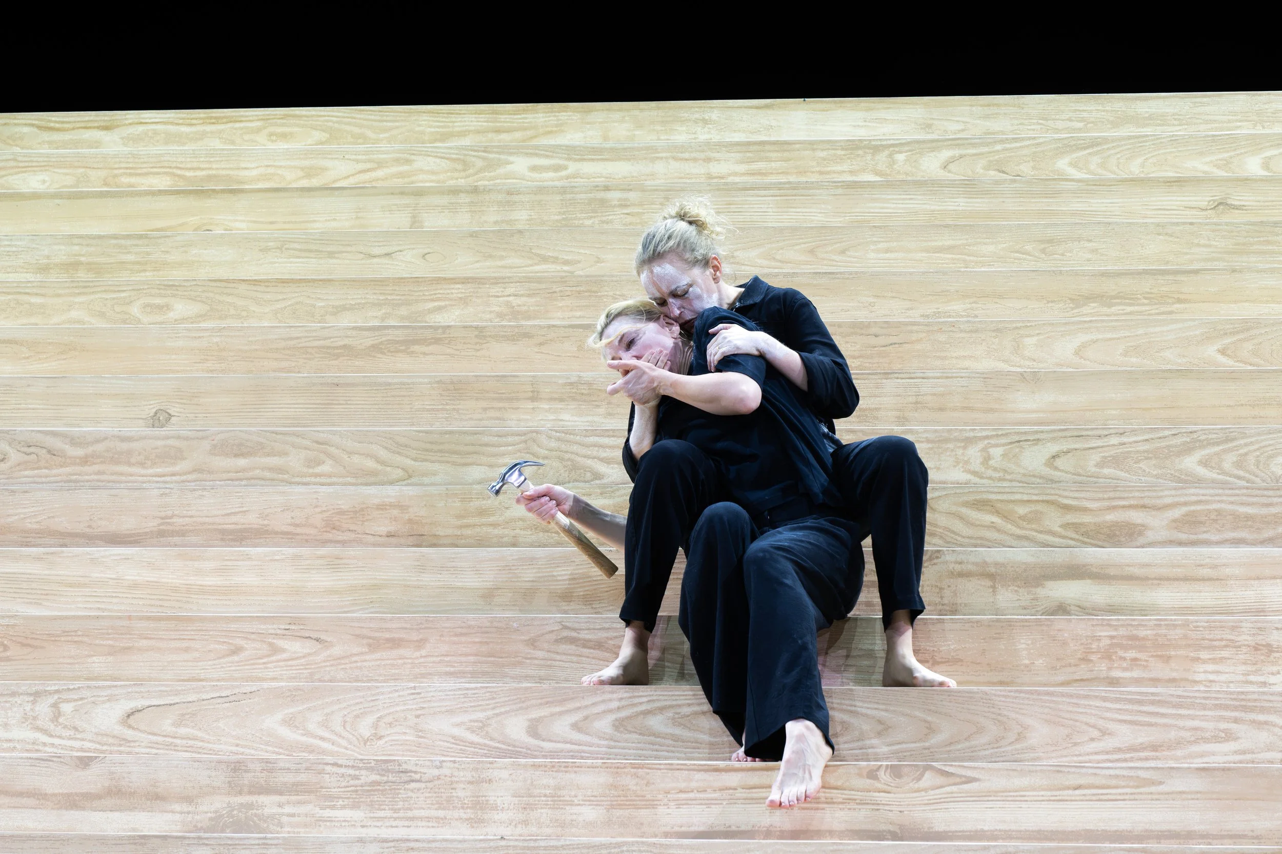 Nina Hoss (Clytemnestra) and Cate Blanchett (Electra) in Electra Persona at the National Theatre. (c) Monika Rittershaus 251.jpg