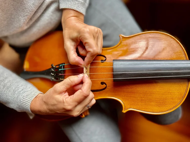 How to change strings and tune a violin — Maite Iglesias
