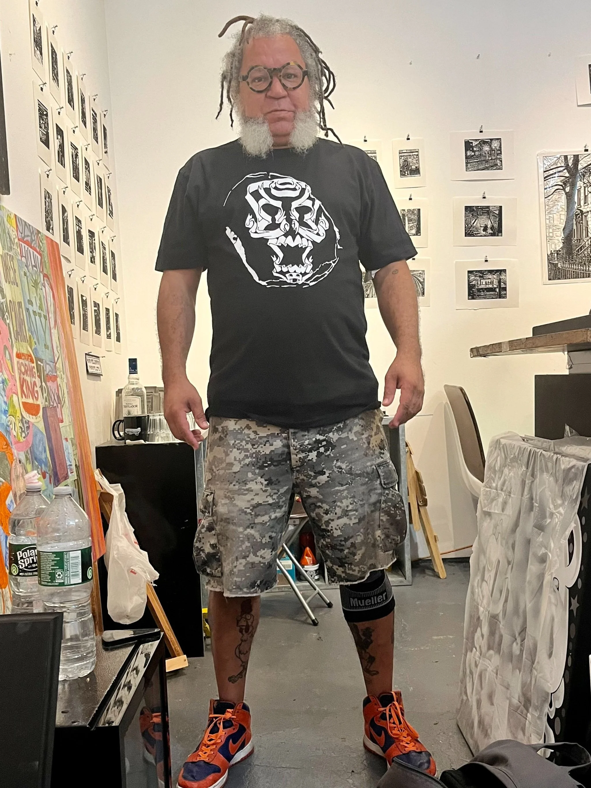 DISTRESSED SKROULL STICKER ON A T