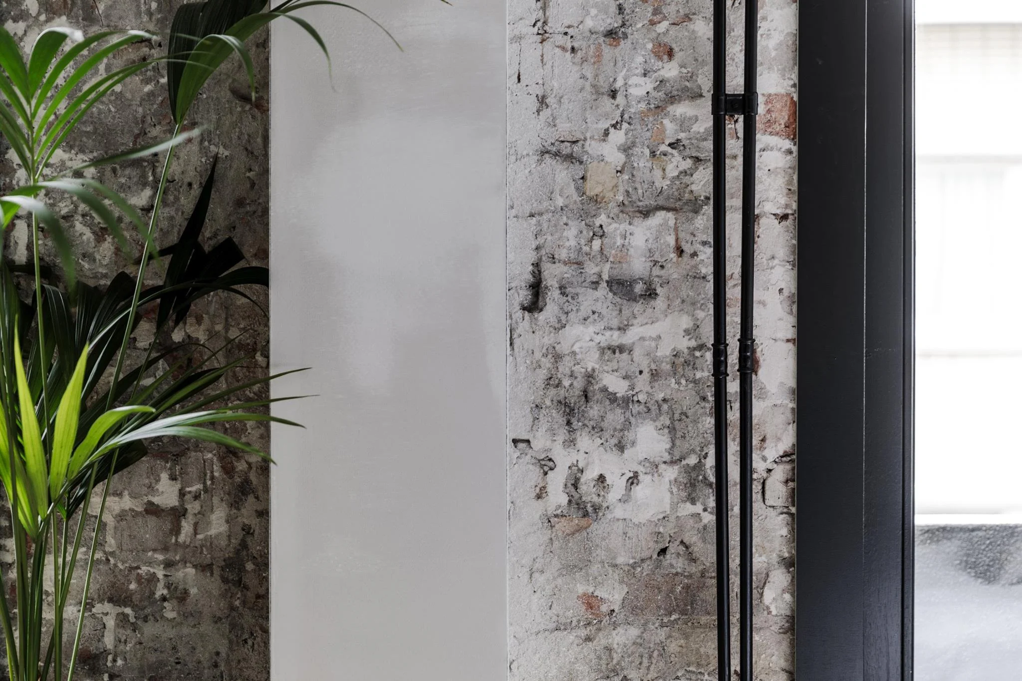  Accents of concrete and green. 