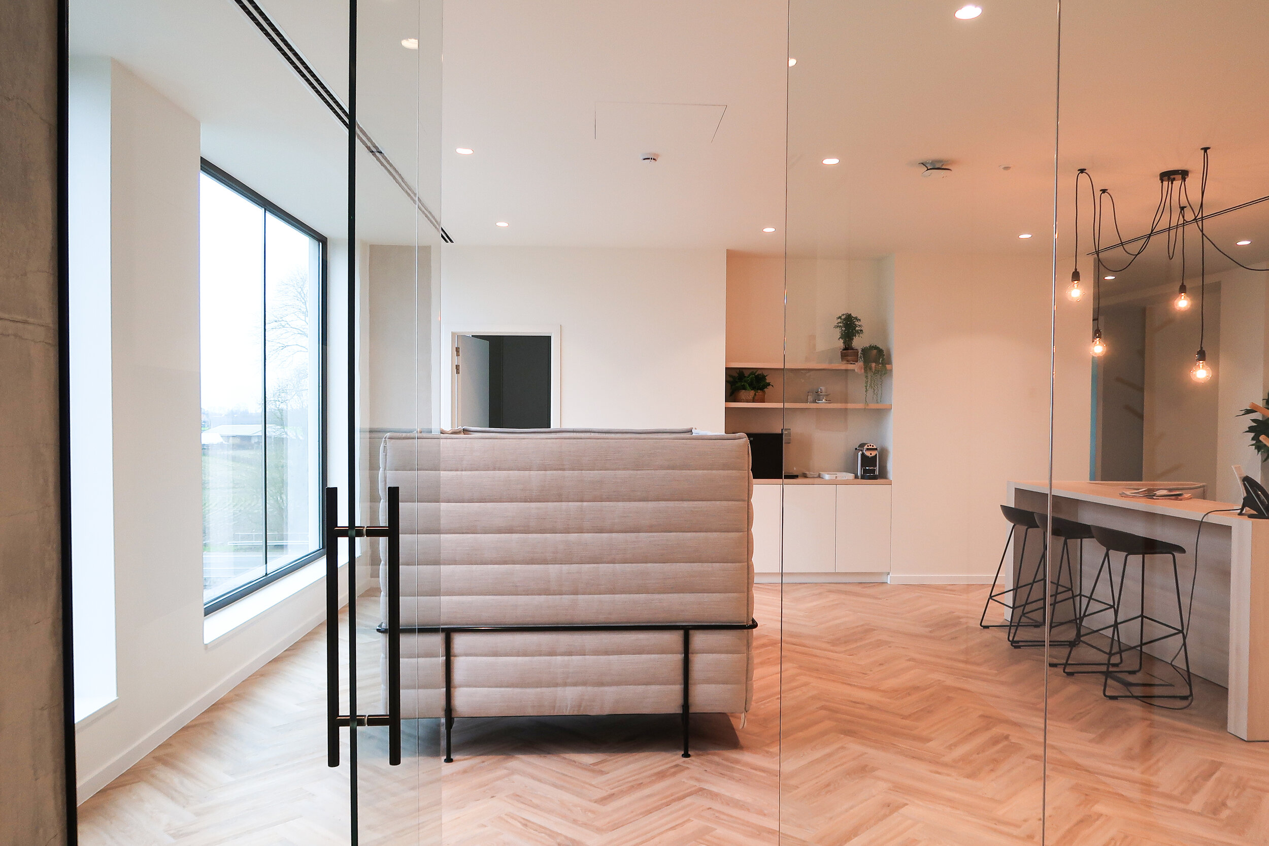  Soft design with black contrasting elements. 