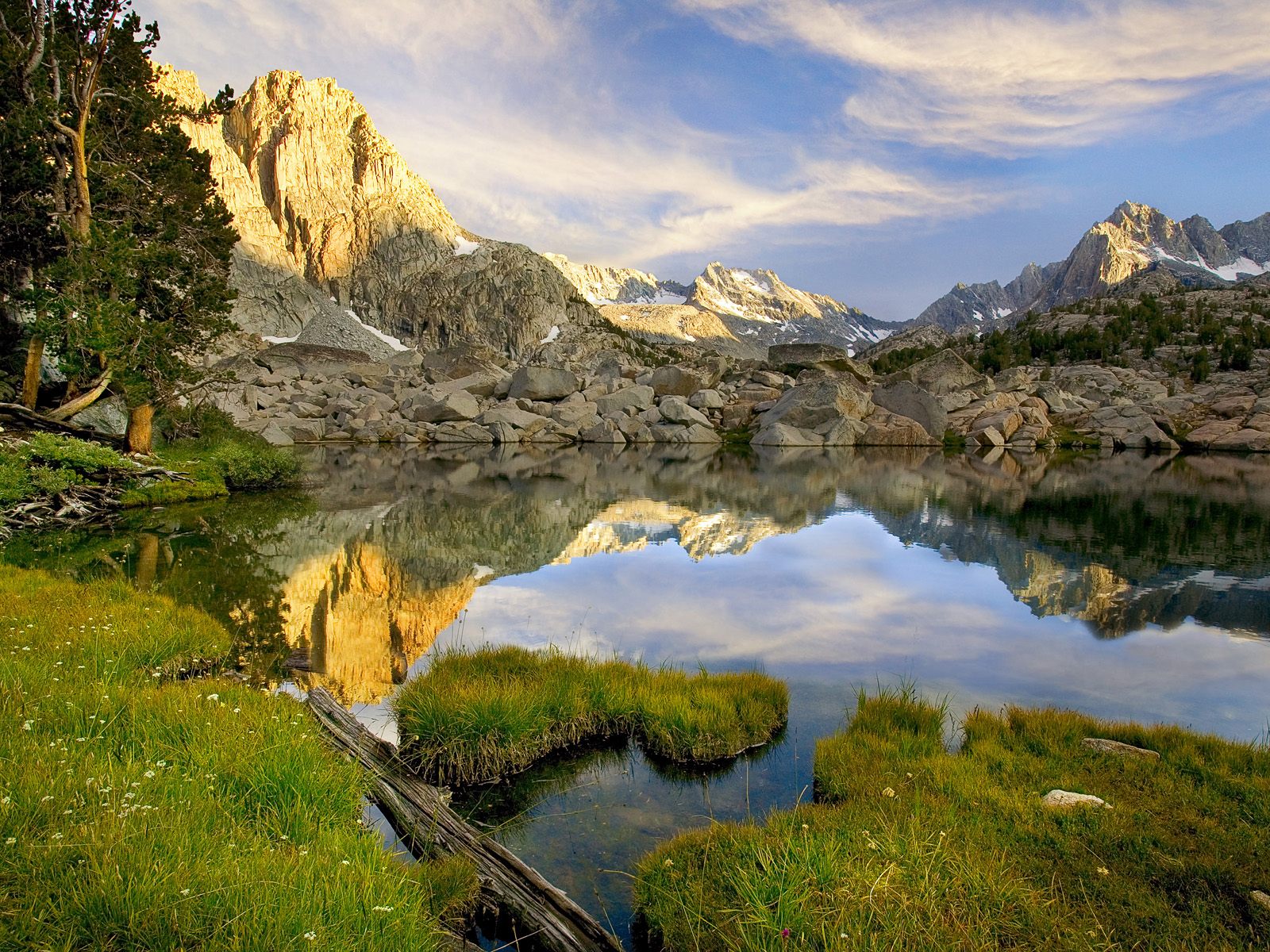 Pee_Wee_Lake_Sierra_Nevada_Mountains_California.jpg