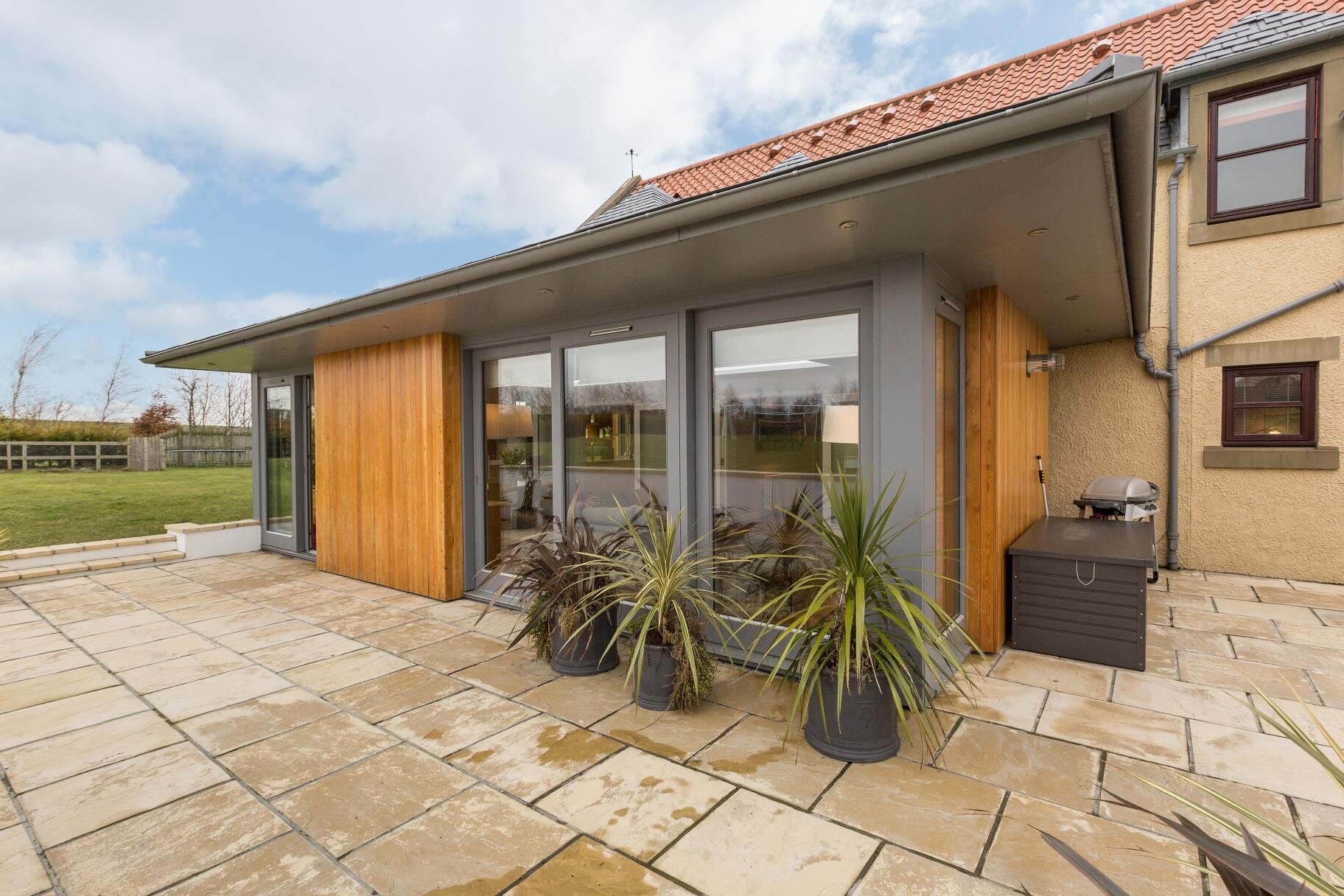  The timber-clad rear extension forms a new dining and family room area. 