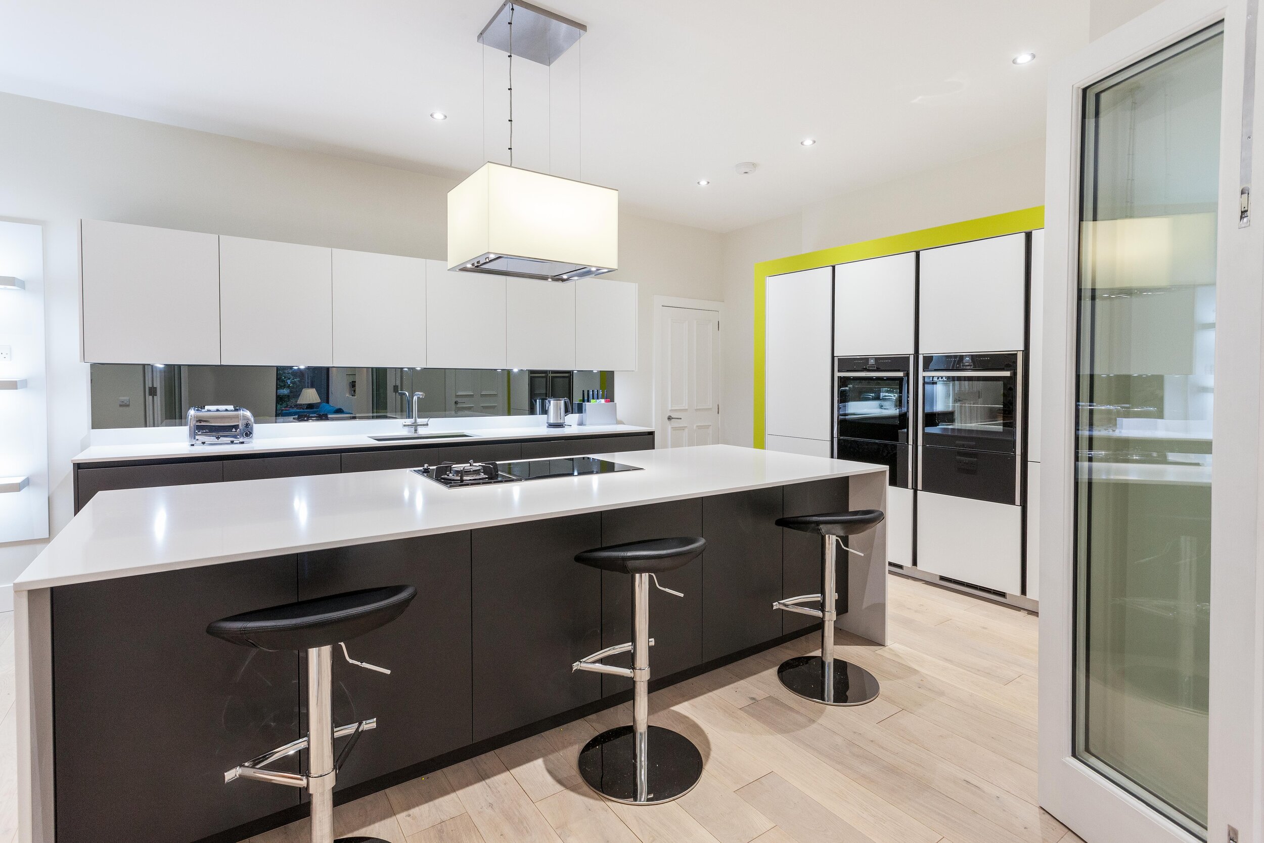  A structural wall was removed to form an open-plan kitchen/ dining room. 