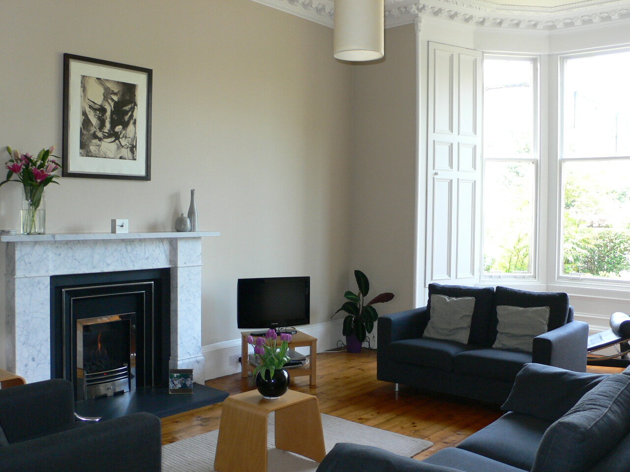  A living-flame fire was installed in the impressive bay-windowed living room. 