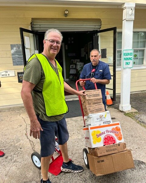🌟 Another successful food rescue mission 🚚 with Second Servings rescuing surplus food from the 2024 @tchouopen! The prepared foods were delivered to @recenterhouston, supporting adults in recovery, while the fresh produce went to @eastendsocialserv