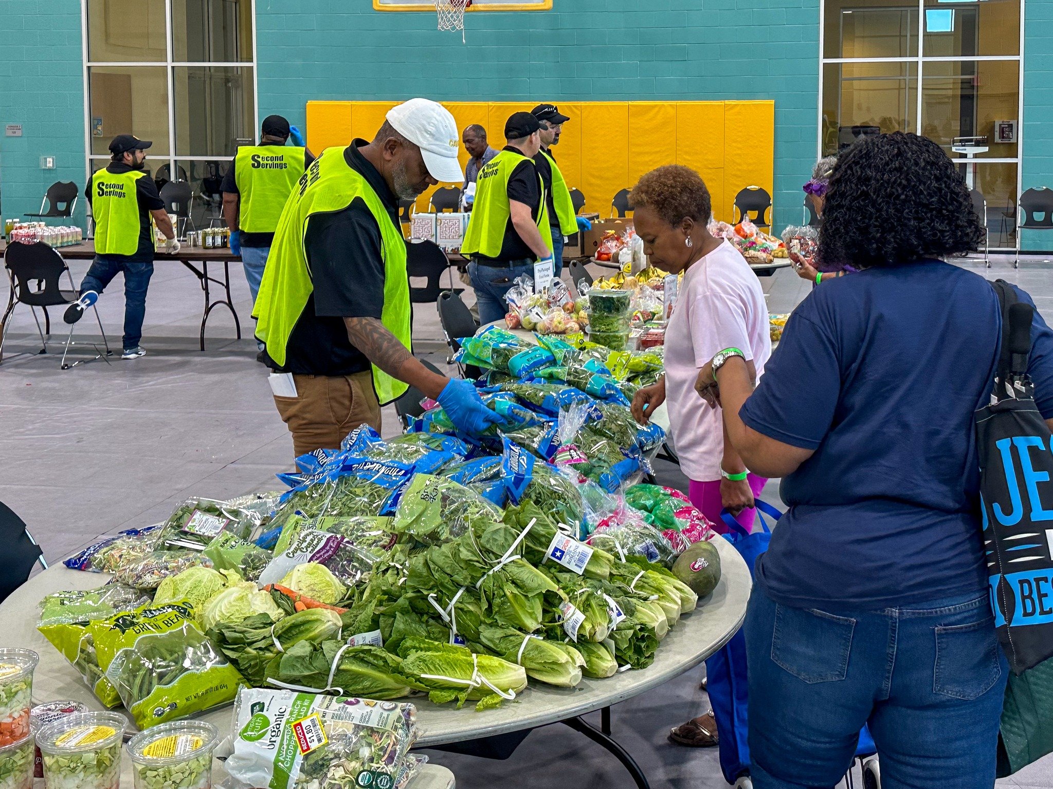 Kudos to our incredible partner, @cava! 🌟 Their team members across the greater Houston area volunteered at our recent PopUp Grocery Store at @julia.c.hester_house. 

Not only that, but Cava has continuously showcased us as their community day nonpr