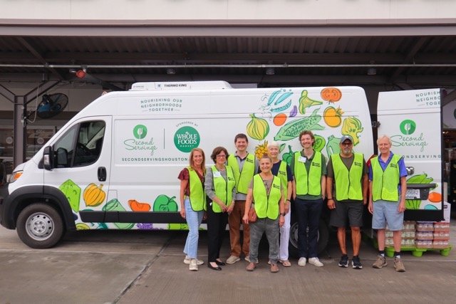 Exciting news! 🎉 🚐 @wholefoods generously donated a refrigerated van to Second Servings as part of their 'Nourishing Our Neighborhoods' program! At the 'Stuff the Van' event, their incredible team members stuffed the van full of groceries to benefi