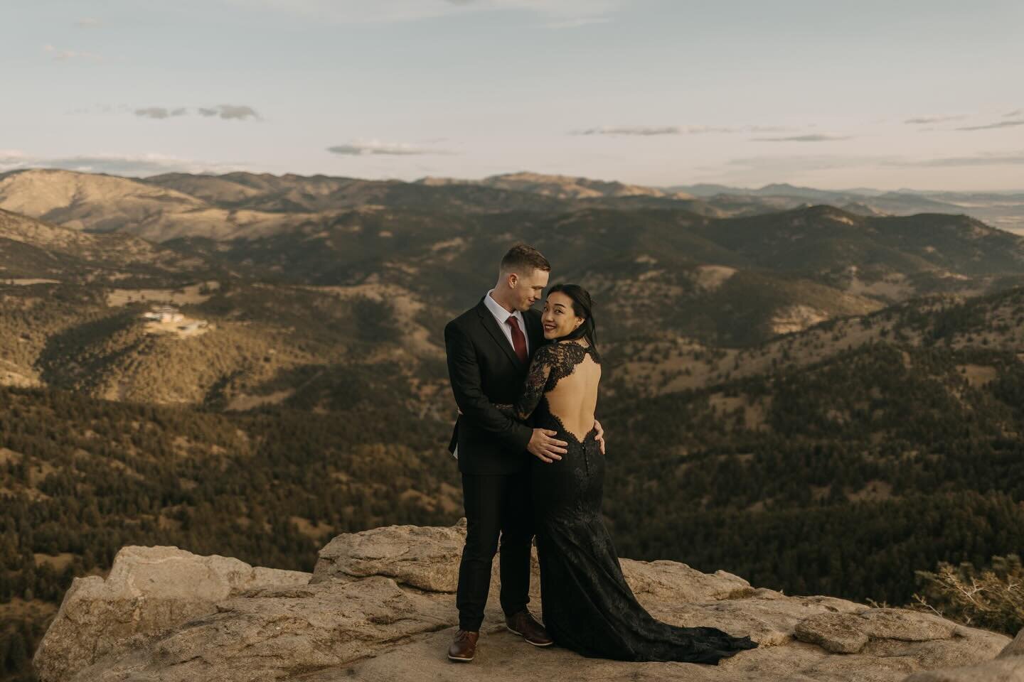 Love a good black dress and a sunrise elopement at Lost Gulch ⛰️
&bull;
&bull;
&bull;
&bull;
&bull;
Taken when associate shooting for @coloradophotographersquad 📸