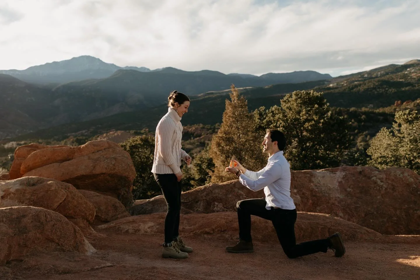 Happy first surprise proposal of the 2026 and congratulations to Noah and Kristin! The weather and sunset showed off nicely at Garden of the Gods for this special occasion! 💍