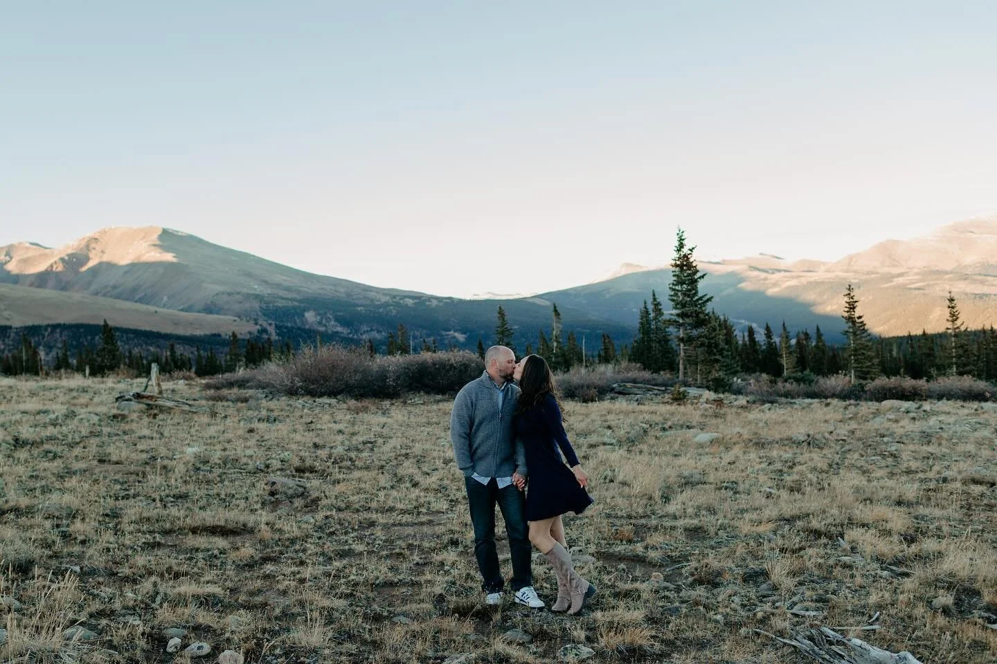 Had the absolute best time photographing Ashley and Luke in the mountains for their late fall engagement photos in Fairplay, CO! 💍