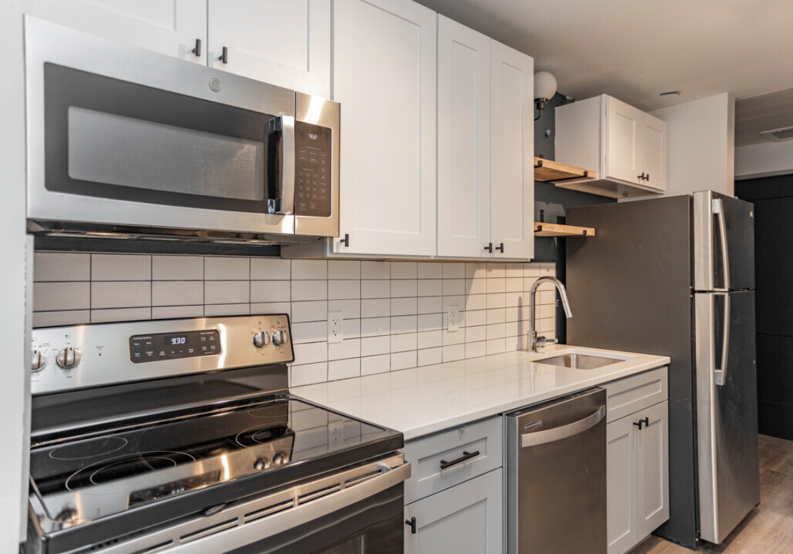 308 Miltenberger Apartments - Studio kitchen