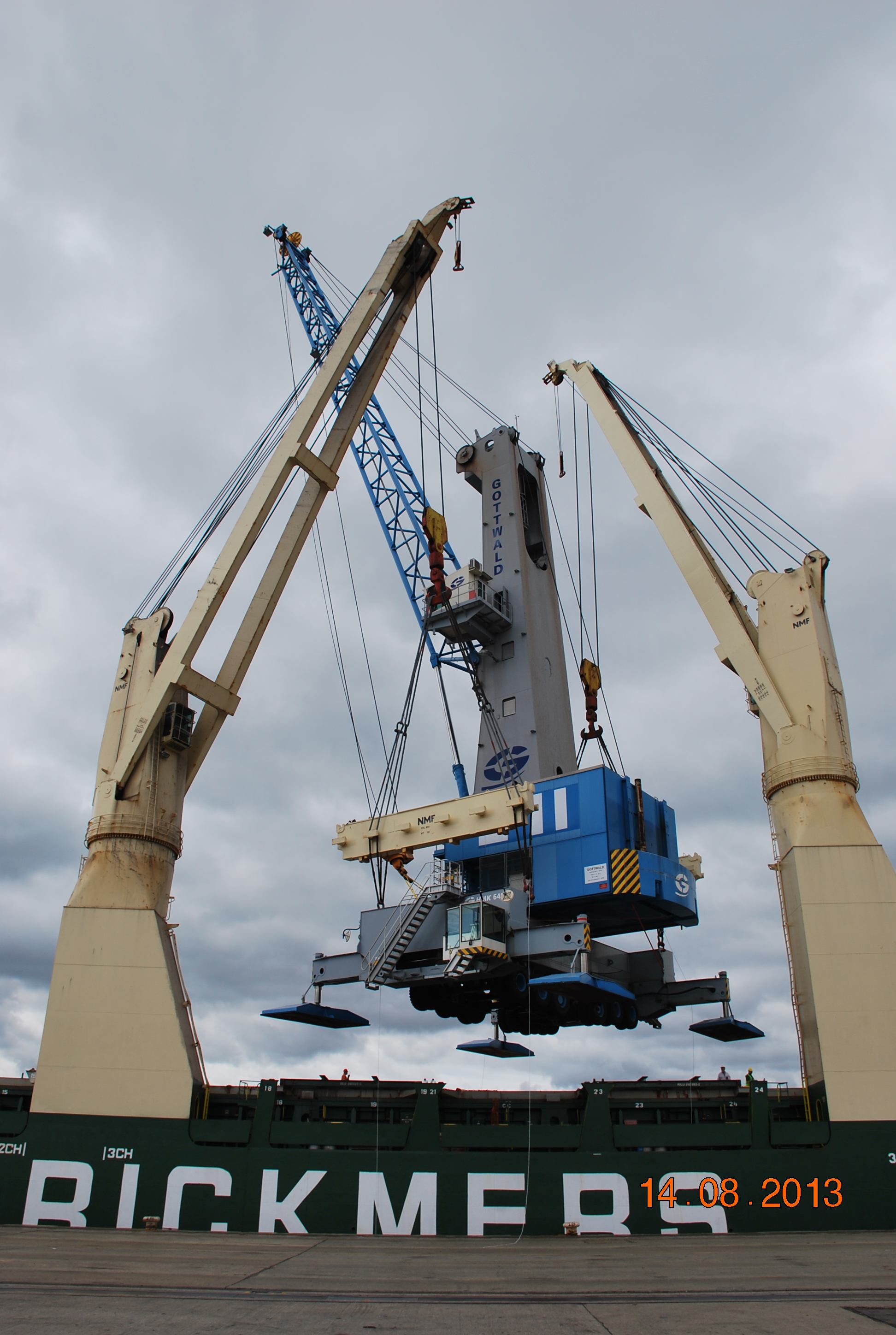 mobile harbour crane.JPG