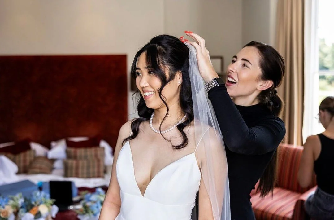 Love these pics from gorgeous Reinas wedding ❤

Photos by the amazing @stevemulveytog

#londonhairstylist #londonmakeupartist #bridalmakeup #bridalhairandmakeup #bridalhairstylist