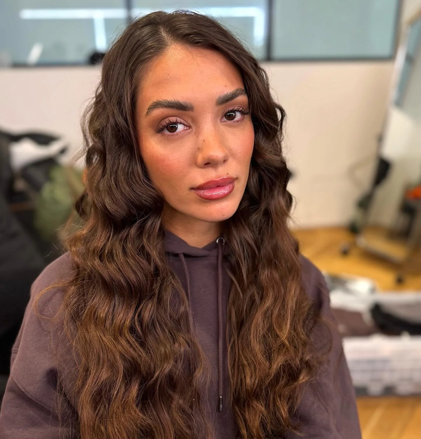 Gorgeous @emma.powell for @oneractive 🤎 

Assisting the amazing @maisiebmakeup_ 🩷