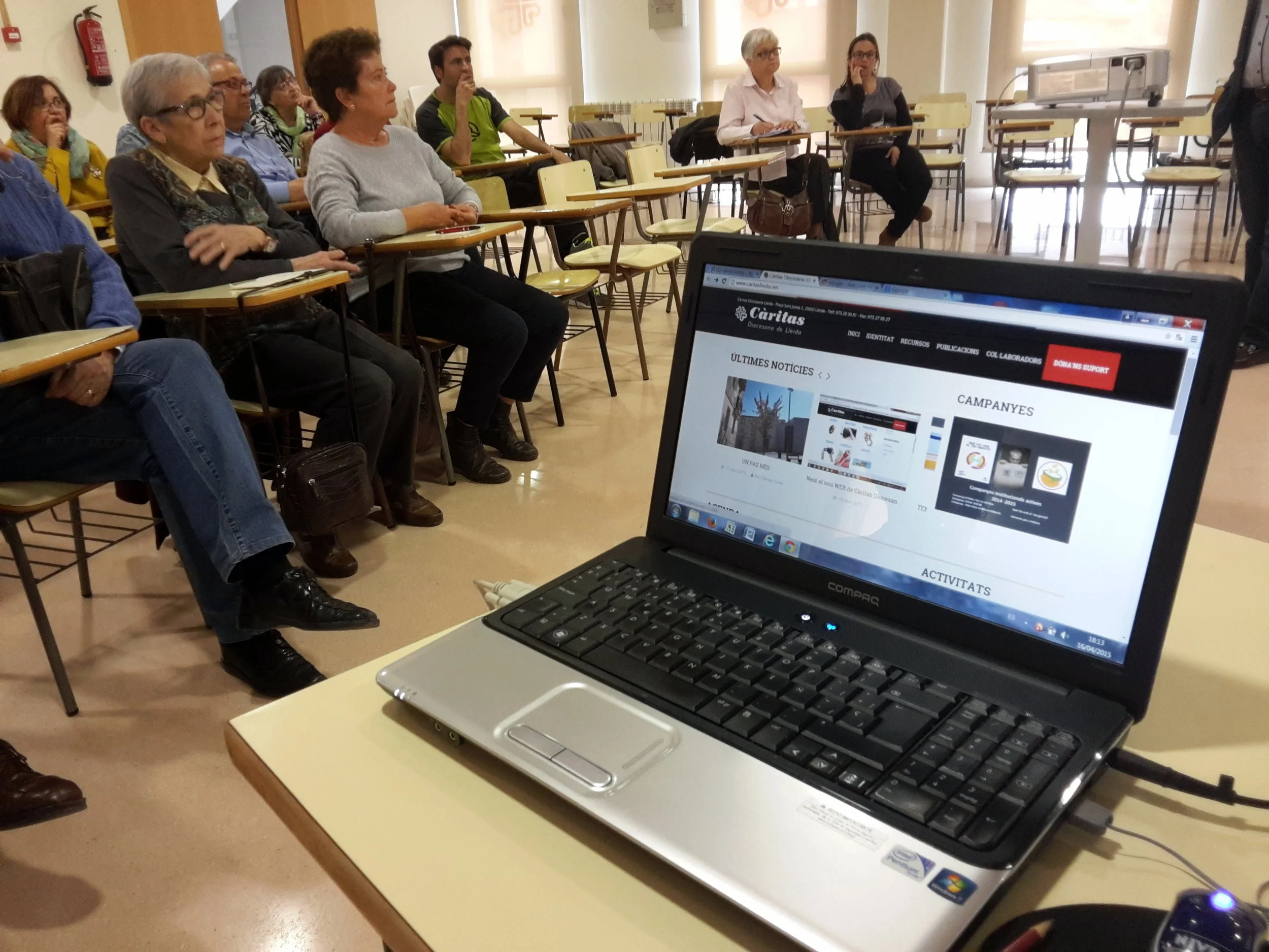 L’equip de CSD presenta el nou  web de Càritas Diocesana a la seu de Càritas.