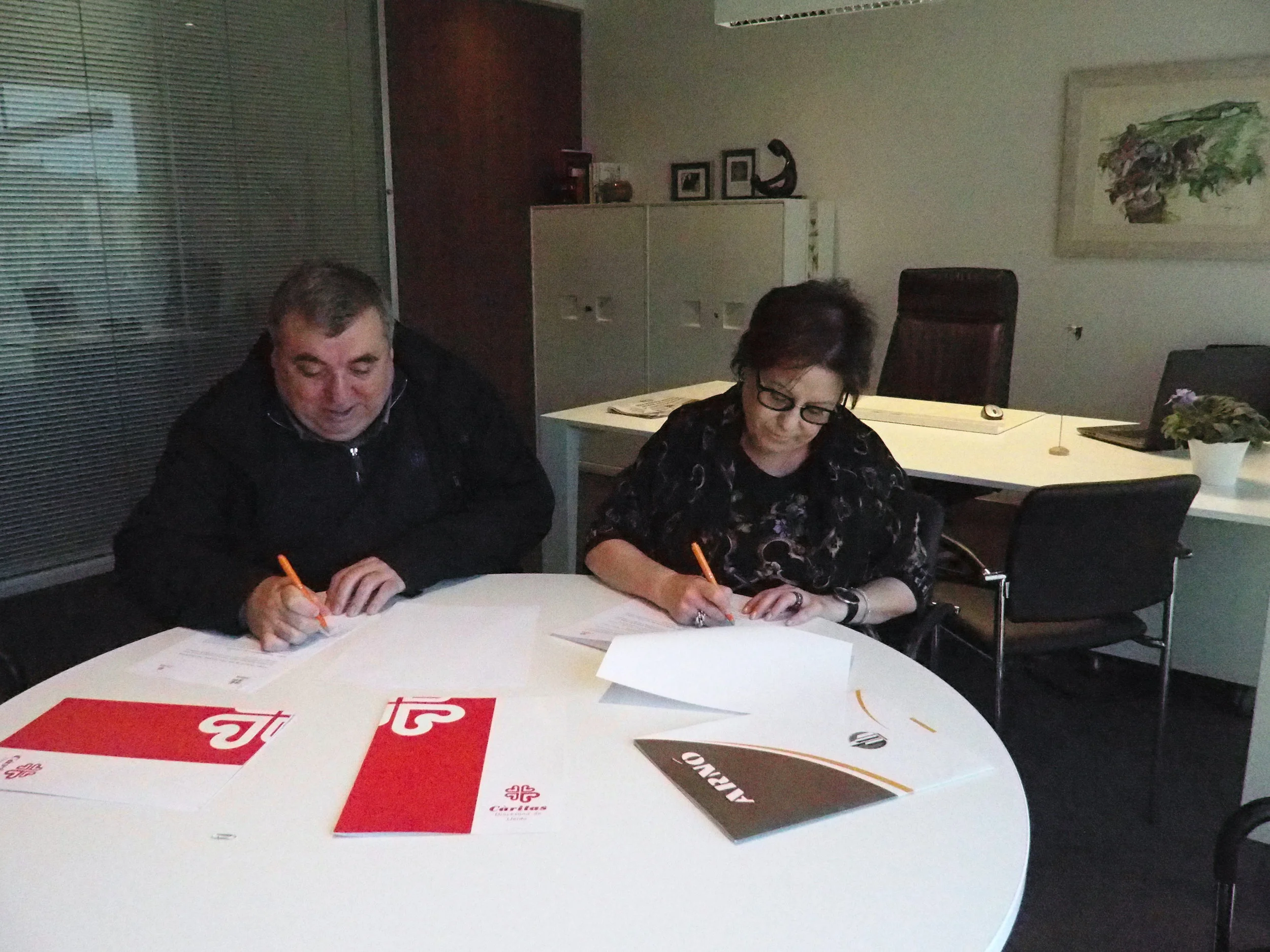 BENITO ARNÓ SIGNA UN CONVENI AMB CÀRITAS I LA FUNDACIÓ JAUME RUBIÓ I RUBIÓ