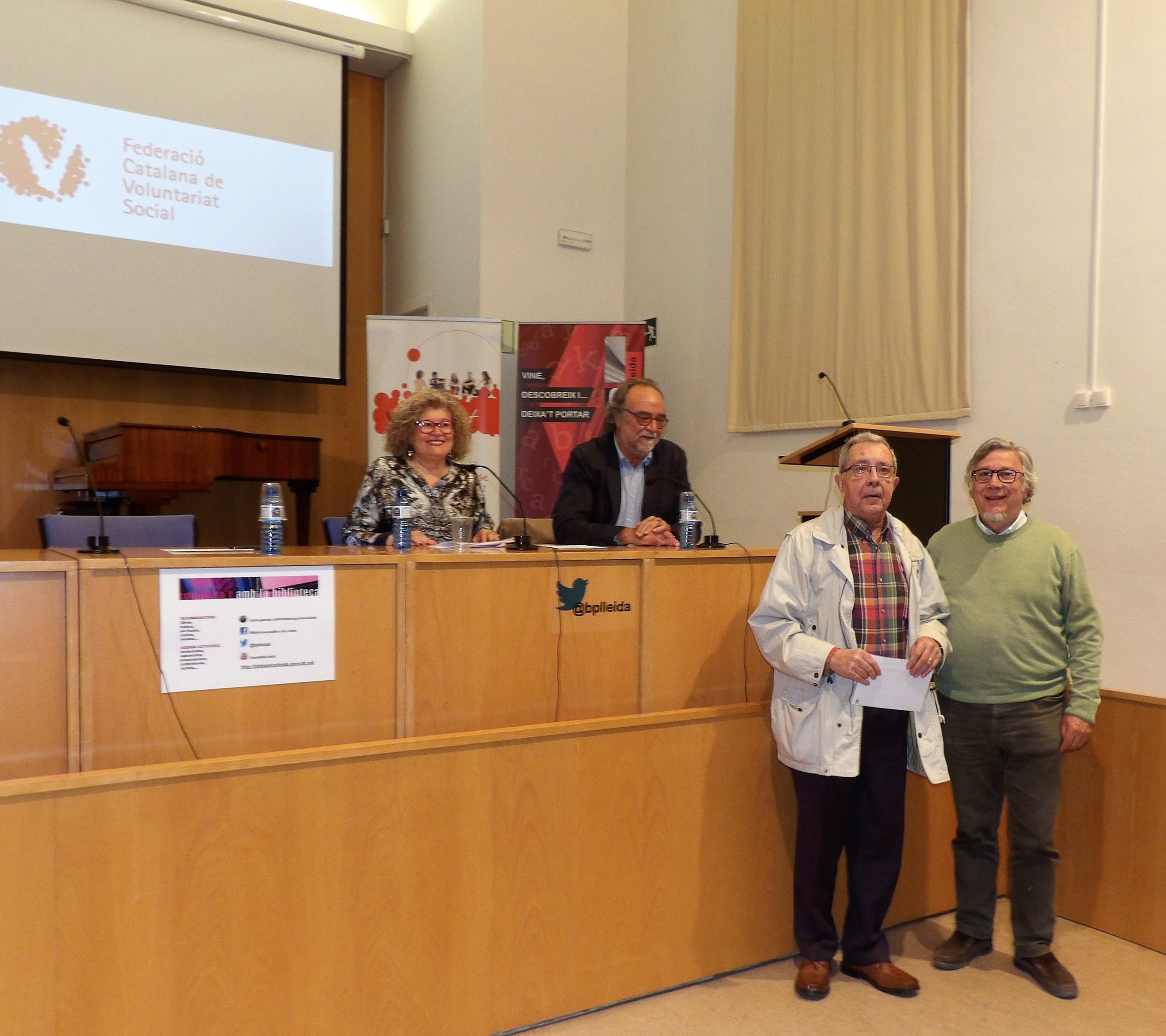 RAFEL FOLCH AMB LA CABINA GUANYADOR DEL CONCURS DE RELATS DEL VOLUNTARIAT SOCIAL,