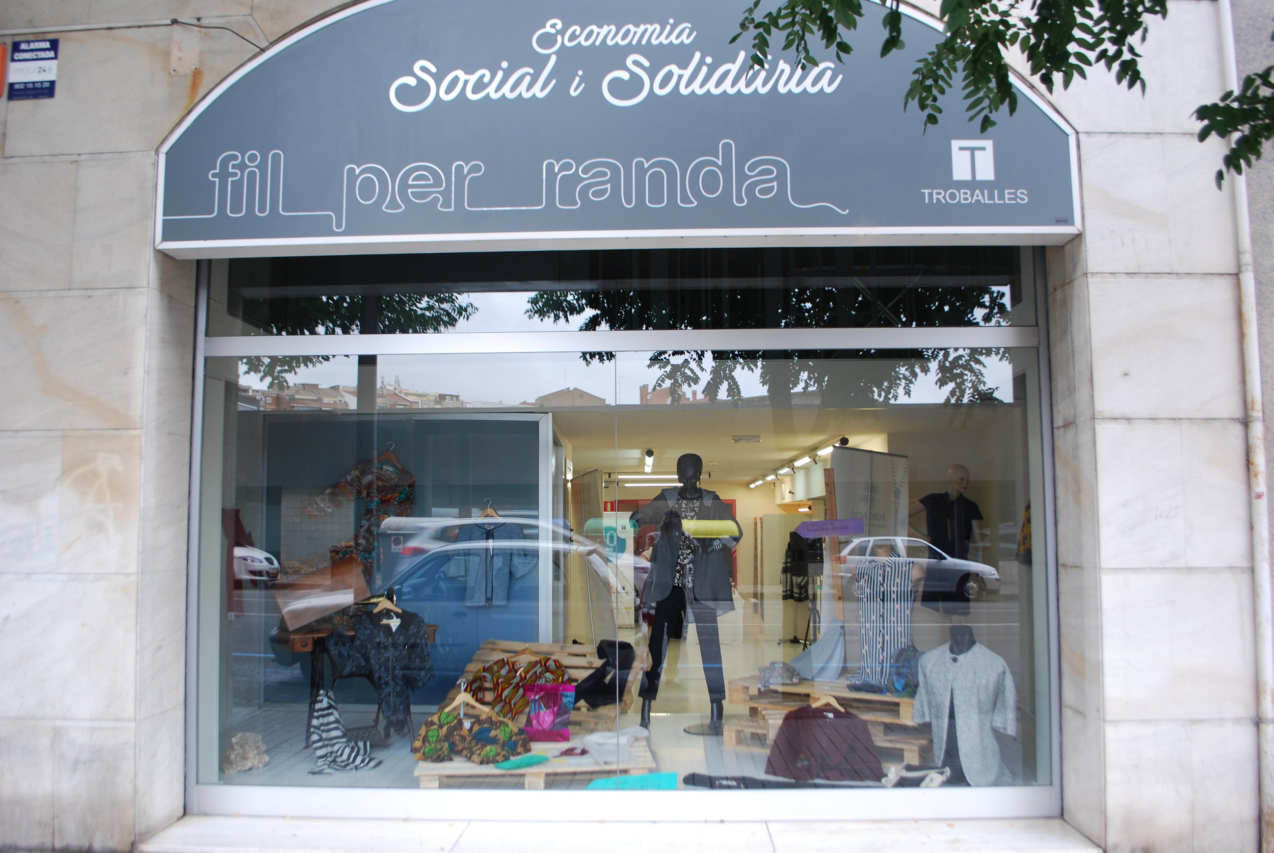 BOTIGA FEL PER RANDA RENOVADA AMB COMERÇ JUST