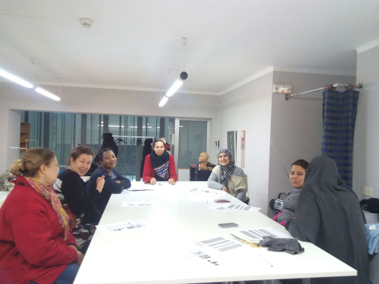 Deu persones aprenent a cosir al curs "Fill per la inserció" de la Fundació Jaume Rubió i Rubió