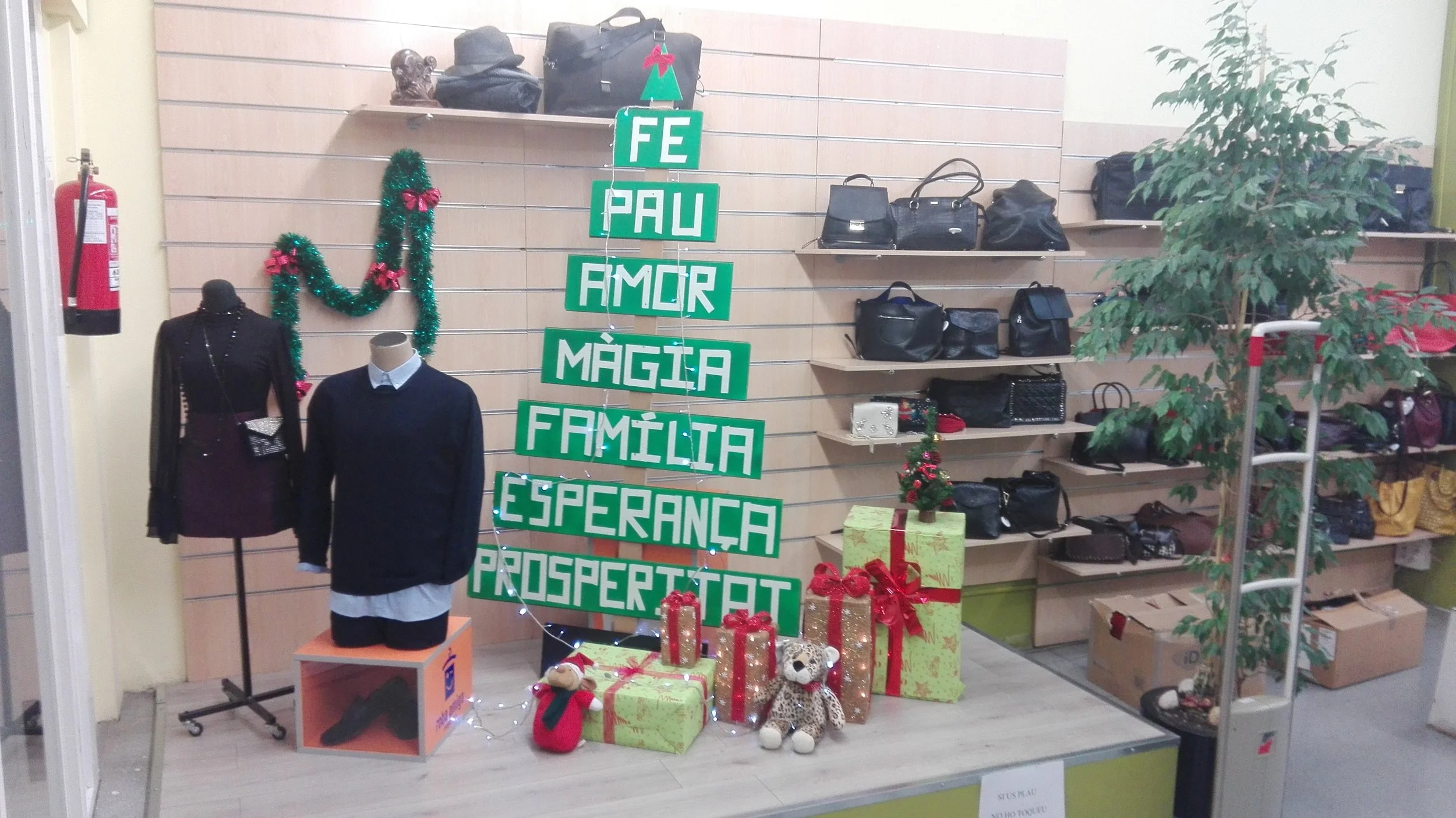 Alumnes de l'Escola del Treball fan pràctiques d'aparadorisme a la botiga de Roba Amiga de Príncep de Viana