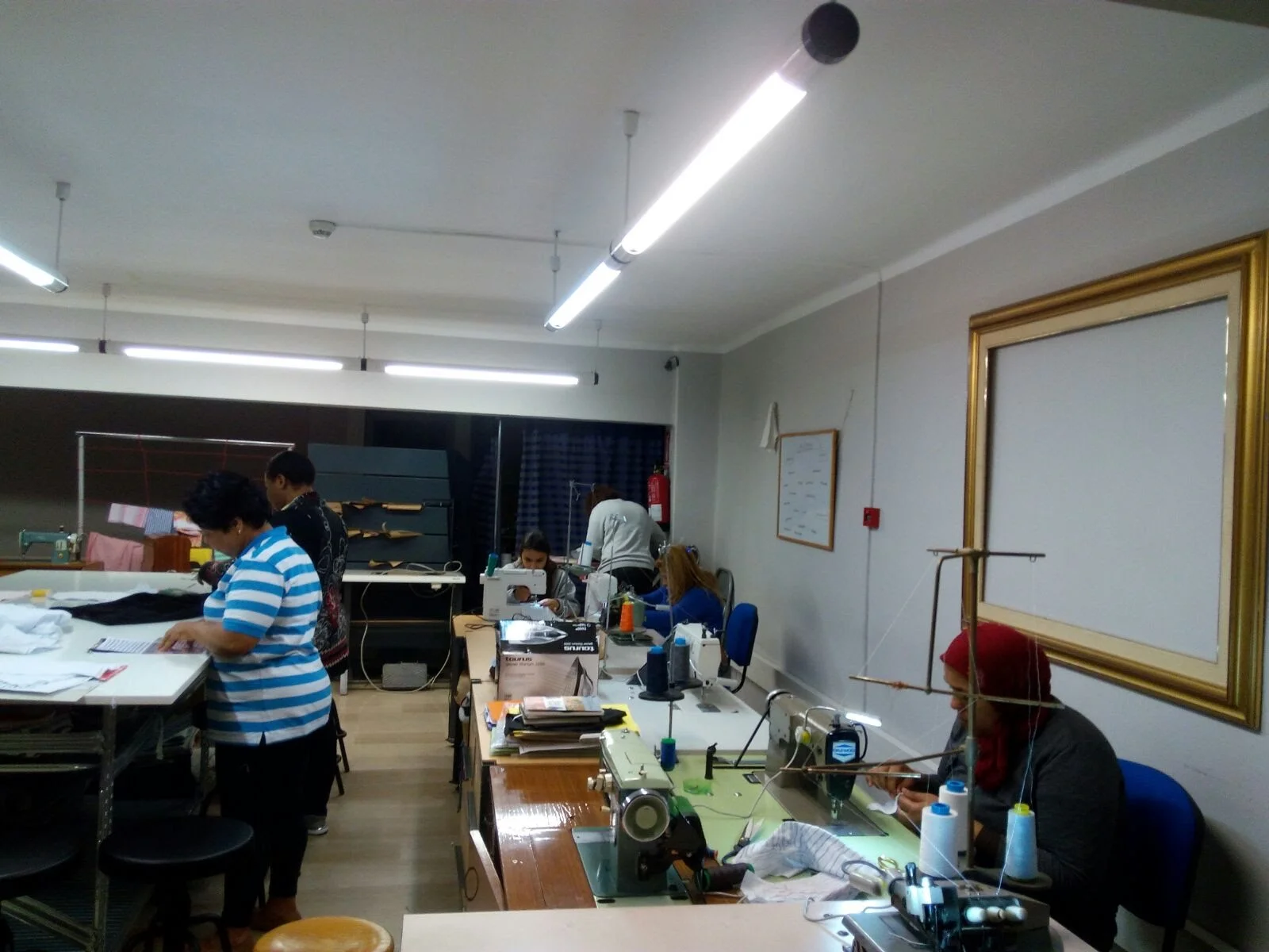 Càritas comença un nou curs de costura de 'Fils per la Inserció