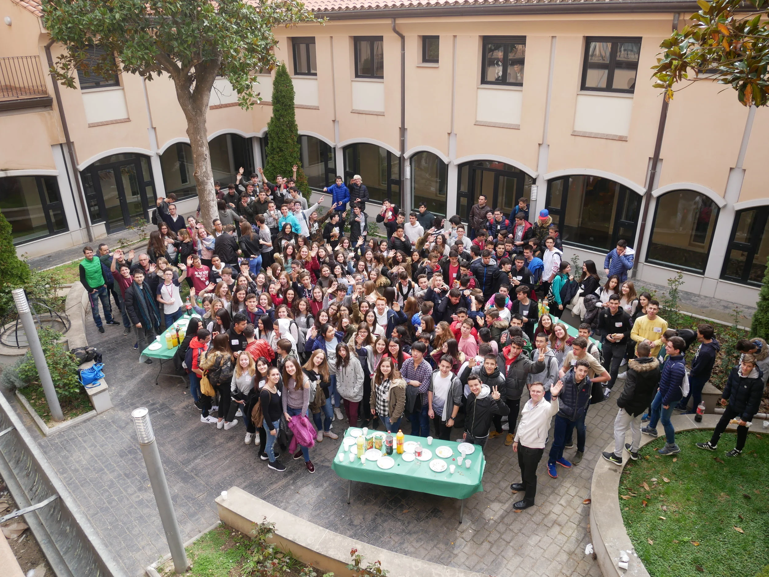 Més de dos-cents joves comparteixen les seves experiències de servei en una jornada dedicada al voluntariat