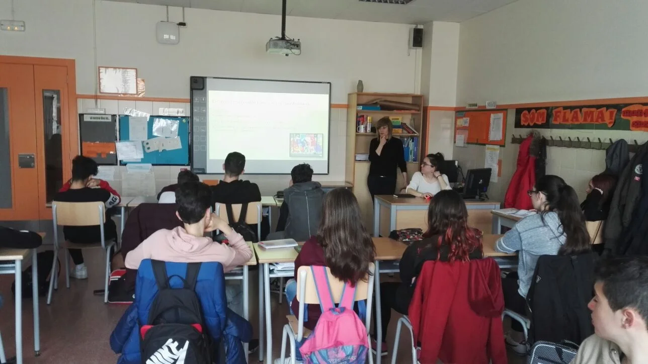 L’EQUIP JOVES EN VALOR I COMERÇ JUST REFLEXIONEN SOBRE CONSUM RESPONSABLE AL COL·LEGI DEL CARME.