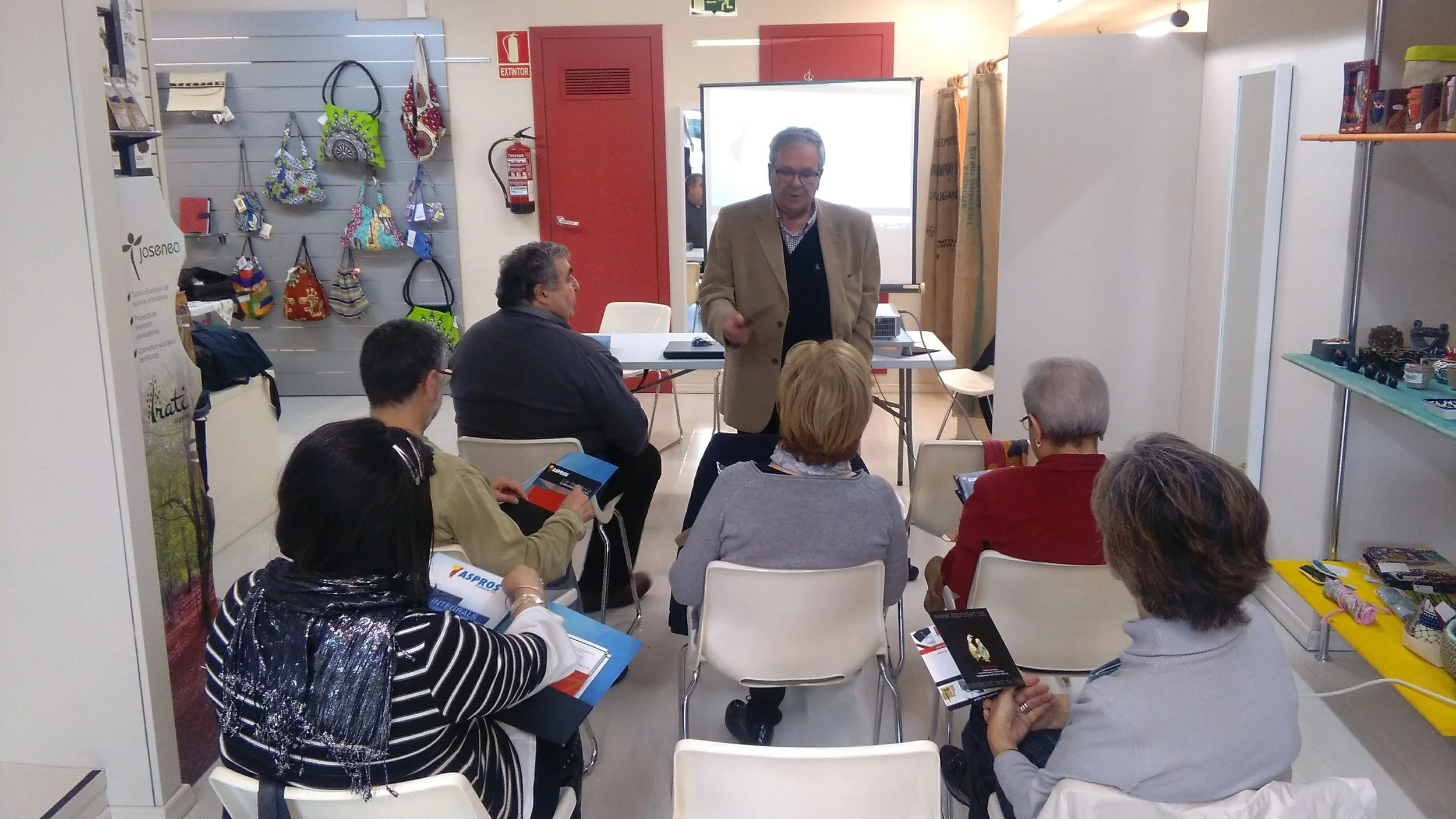 Xerrada sobre economia solidària a la Botiga Fil per randa de Càritas