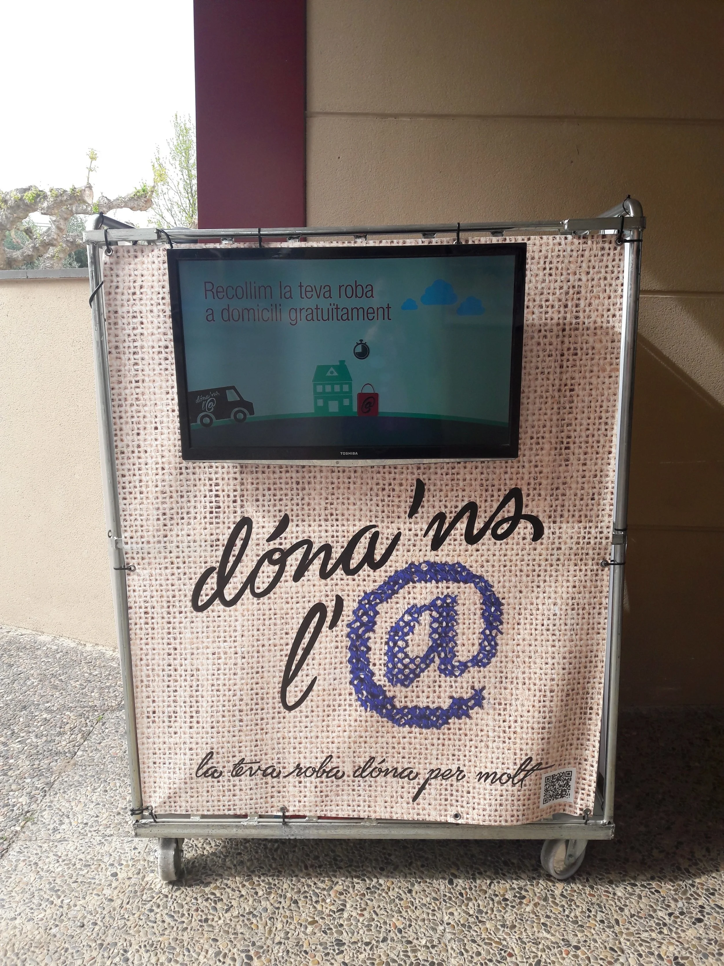 Troballes instal·la una gàbia de recollida de roba de segona mà al Club Natació Lleida