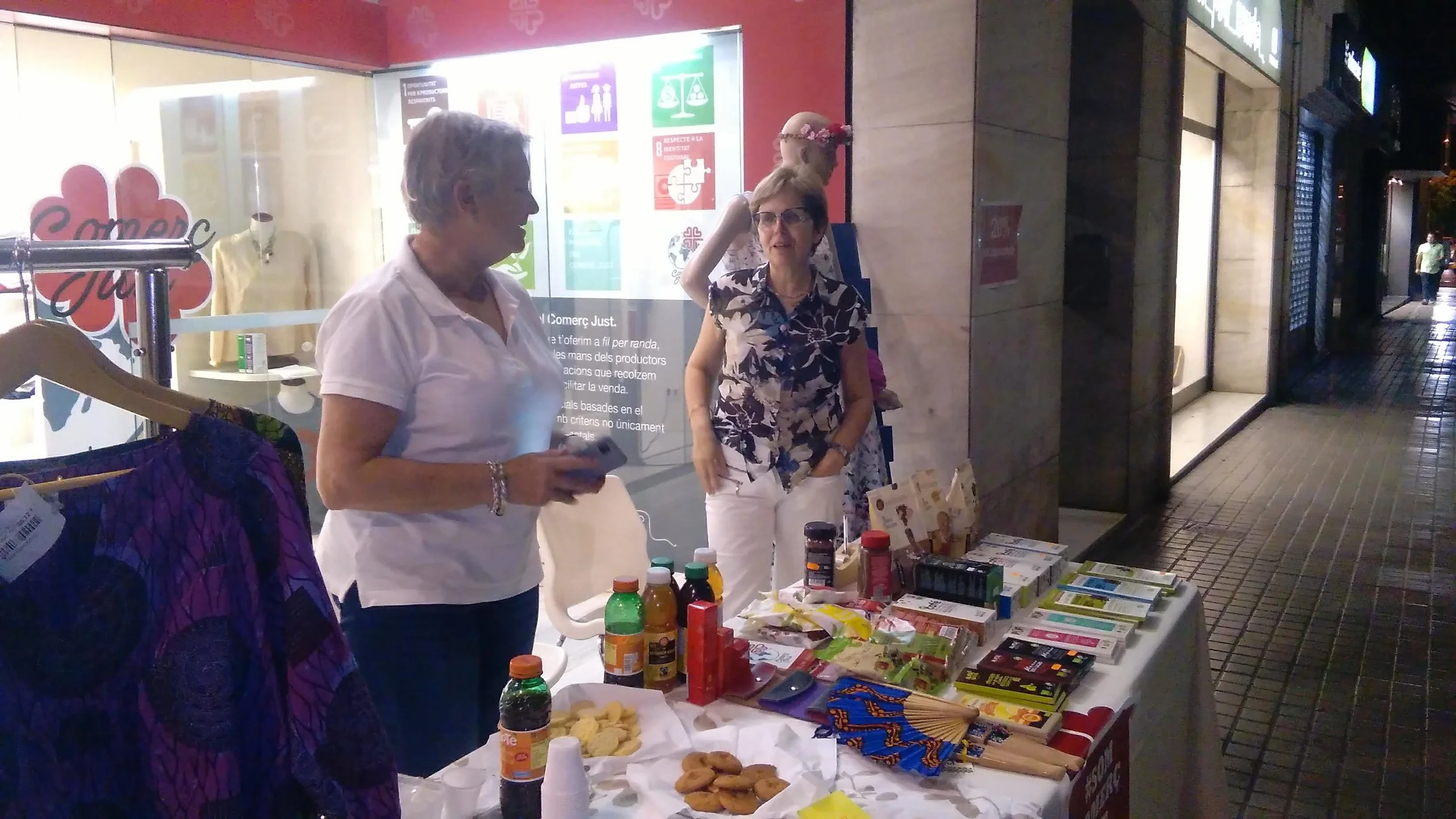 El comerç just surt al carrer en la Nit Oberta de la Zona Alta.