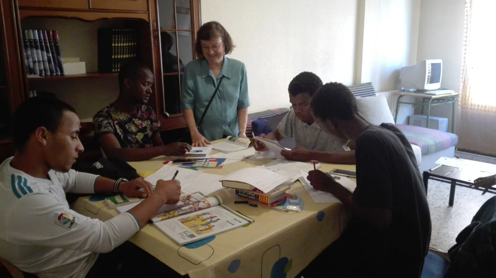 "TOT I NO SER RECURS PER A”MENAS" (Menors estrangers no acompanyats).