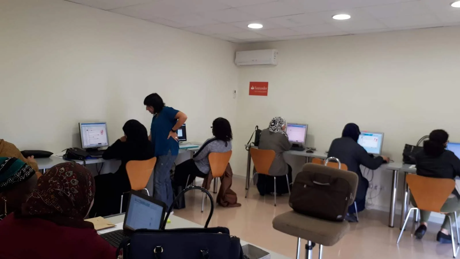 Les alumnes del curs de costura "Fils per la inserció" milloren les seves competències bàsiques