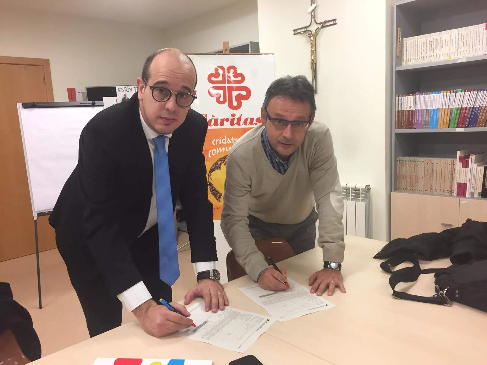 Firma de conveni entre Càritas Diocesana de Lleida i La Caixa.